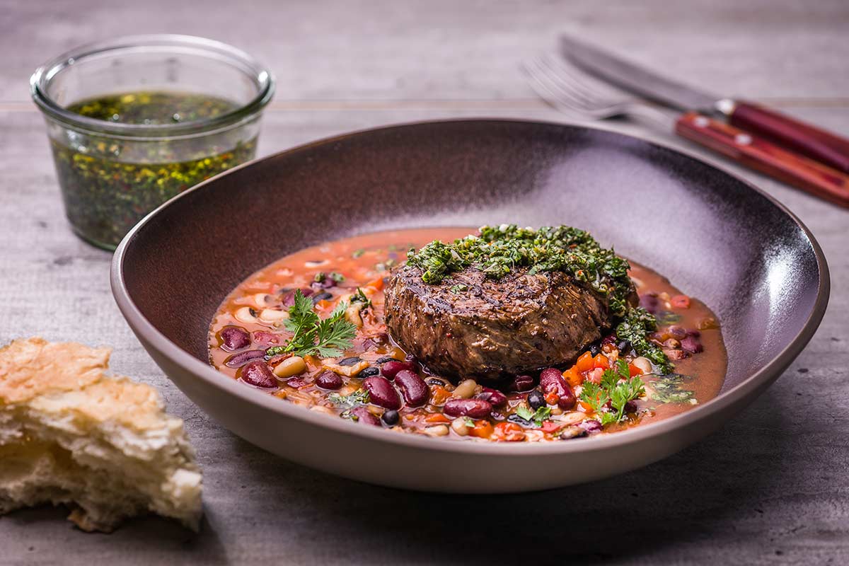 Argentinische Steakhüfte mit Chimichurri und feurigem Bohnen-Cassoulet ...