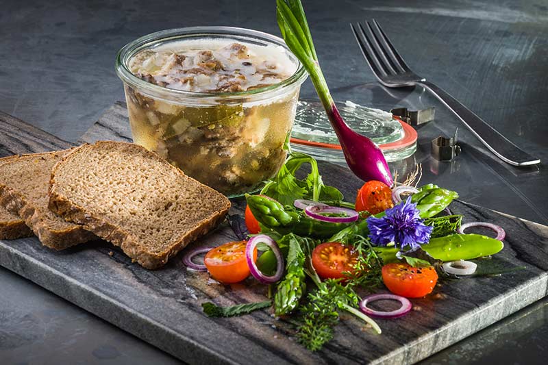 "Sauerfleisch vom Schwein" Spargel & Salat