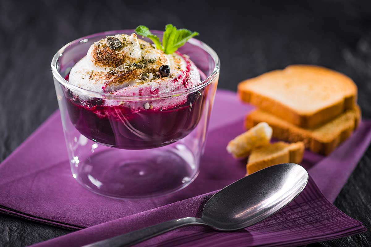 Süße Holunderbeerensuppe mit luftigen Baiser-Nocken, Zwieback und ...