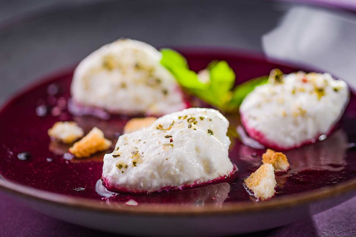 Süße Holunderbeerensuppe mit luftigen Baiser-Nocken, Zwieback und ...