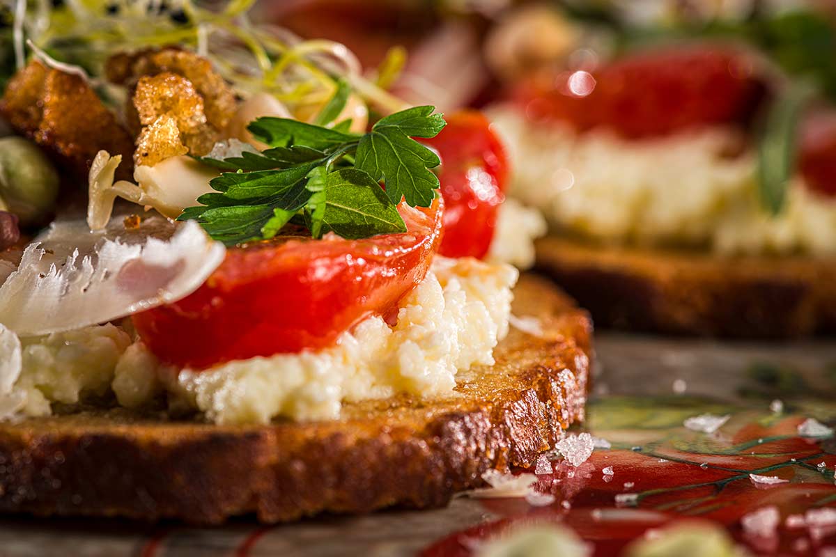 Bruschetta mit Käse, Sprossen und Keimen | Rezept
