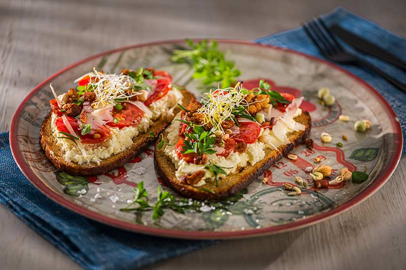 Bruschetta mit Käse, Sprossen und Keimen