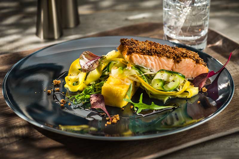 Lachssteak mit Schwarzbrot-Erde