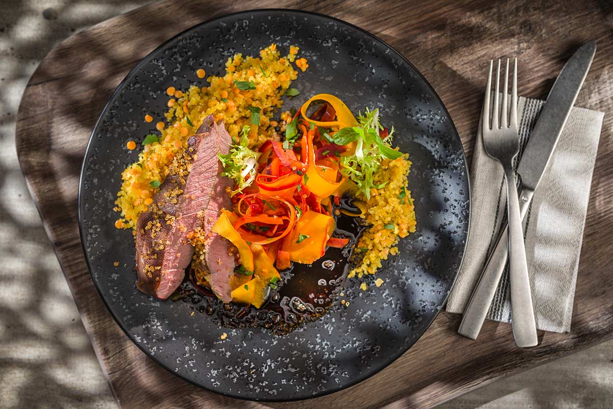 Schweinerücken an warmem Karotten-Kürbis-Salat mit Linsen-Couscous | Rezept
