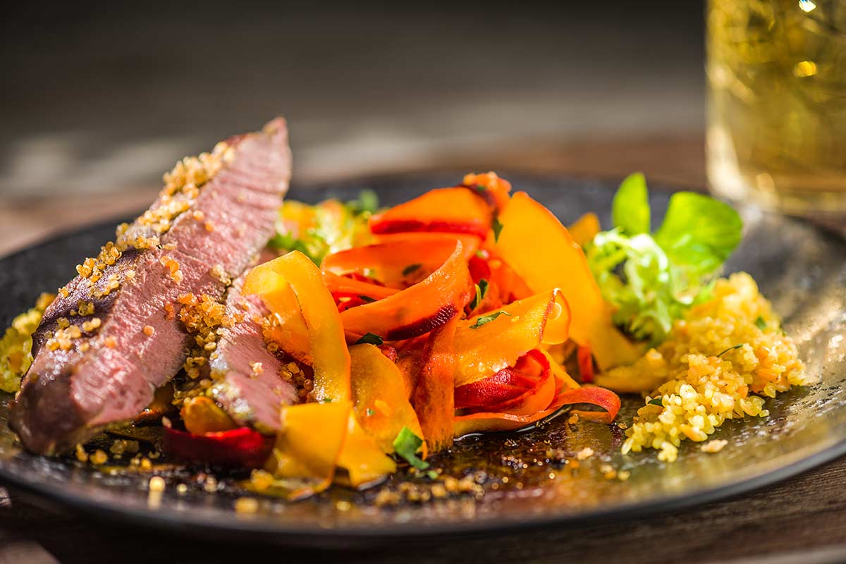 Schweinerücken an warmem Karotten-Kürbis-Salat mit Linsen-Couscous | Rezept