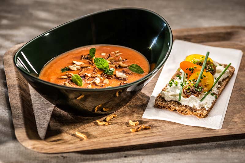 Tomaten-Orangen-Suppe | Frischkäse-Knäcke