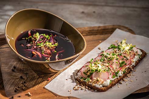 Rote Zwiebelsuppe mit Kräutertopfen-Schwarzbrot