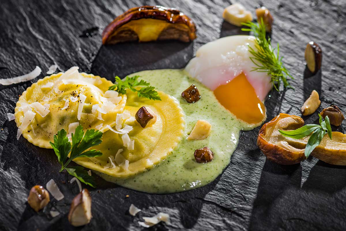 Ricotta-Ravioli mit marinierten Steinpilzen und Onsenei | Rezept