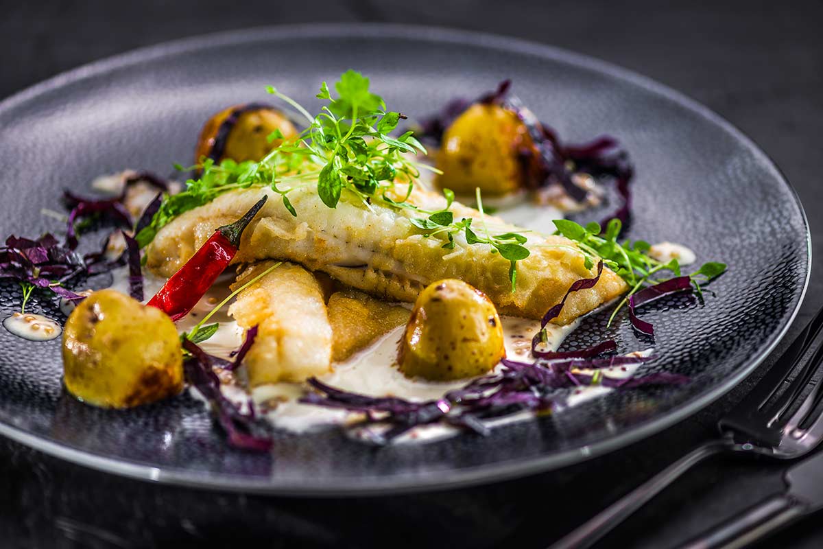 In Senfmehl gebratenes Eglifilet mit Quetschkartoffel, Senfsalat und ...