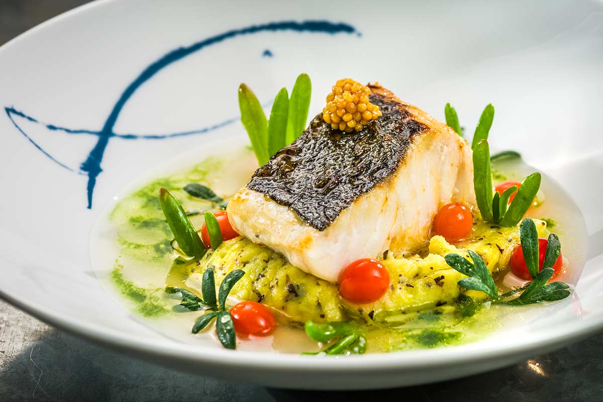 Gebratenes Seelachsfilet mit Kartoffel-Lappentang-Püree, Strandbananen ...