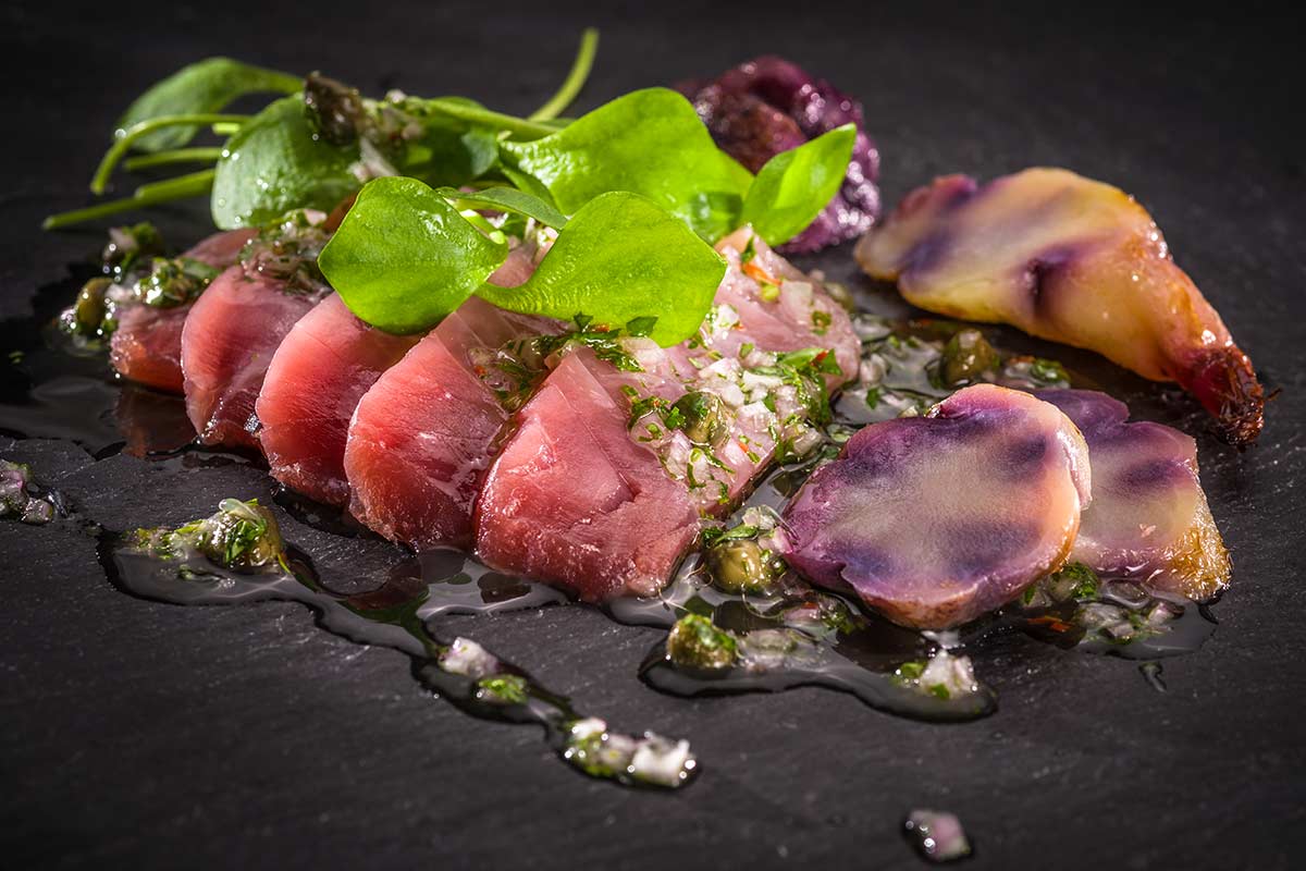 Gegrillter Thunfisch und Mashuas mit Winterportulak | Rezept