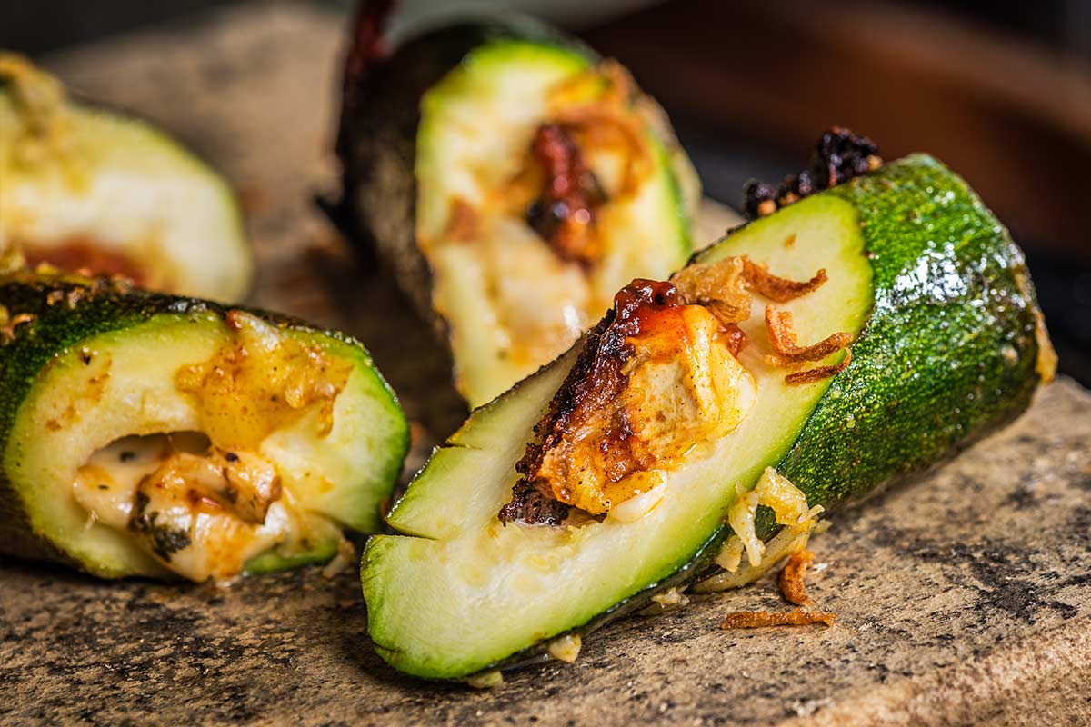 Gegrillte Zucchinibratwurst mit Mozzarella und Tomate gefüllt in Curry ... Gegrillte Zucchinibratwurst mit Mozzarella und Tomate gefüllt in Curry ...