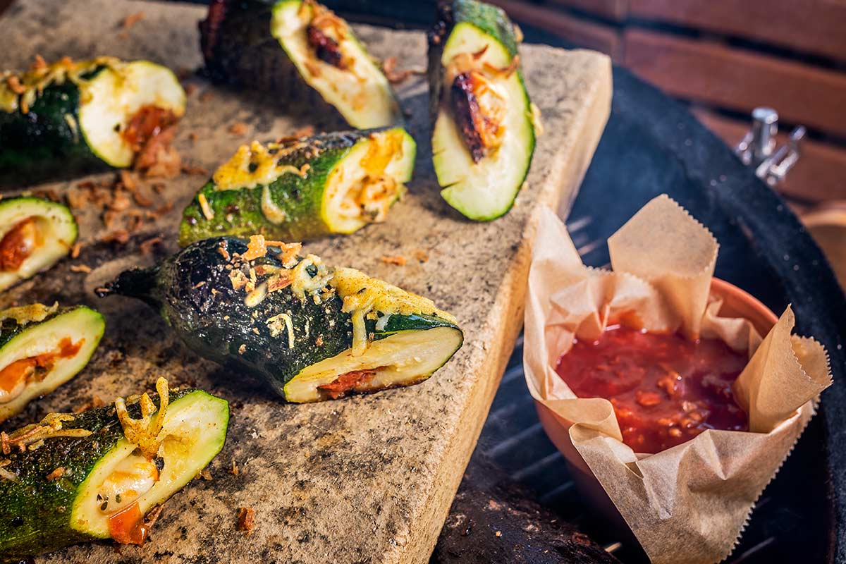 Gegrillte Zucchinibratwurst mit Mozzarella und Tomate gefüllt in Curry ... Gegrillte Zucchinibratwurst mit Mozzarella und Tomate gefüllt in Curry ...