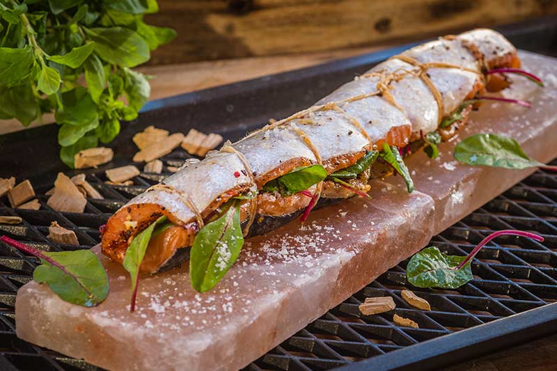 Salmrolle auf dem Rauchbrett