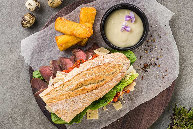 Lamm-Steak Sandwich mit Fritten