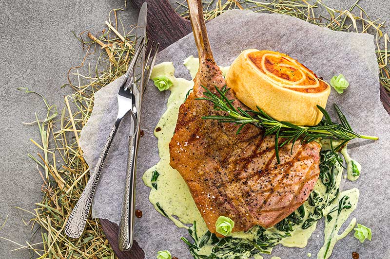 Tomahawk mit Bärlauchspinat