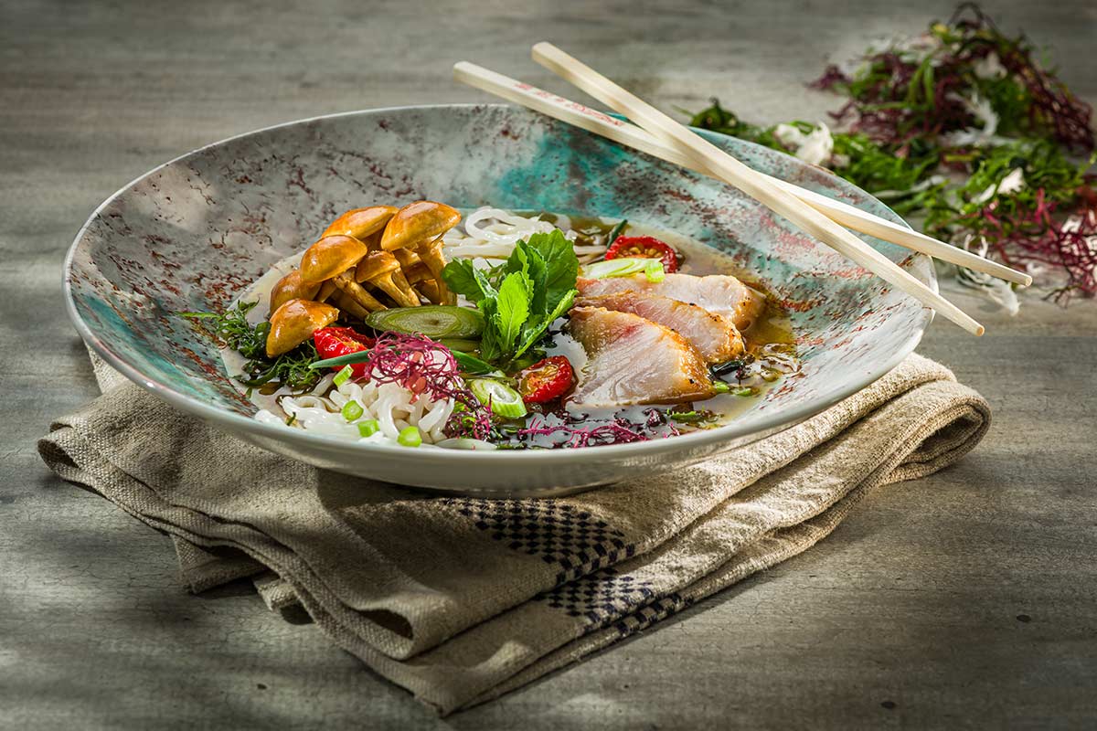 &amp;quot;Ramen&amp;quot; Dashi Brühe mit karamellisierter Cobia Nameko | Seaweed | Rezept