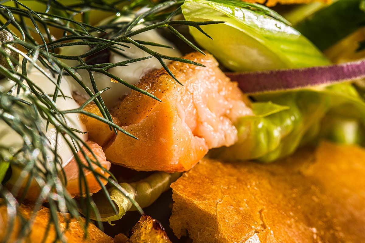 Rauch-Saiblinge mit krossem Baguette | Rezept