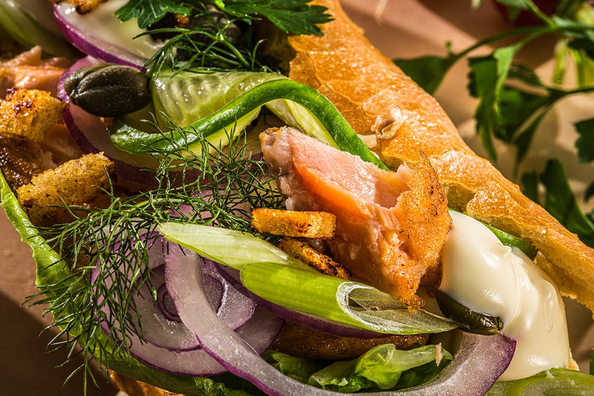 Rauch-Saiblinge mit krossem Baguette | Rezept