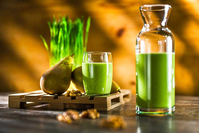 Weizengras-Birne-Walnuss-Smoothie