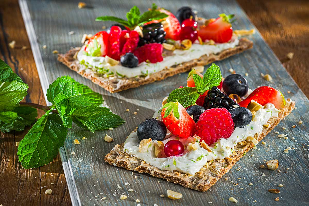 Knäckebrot mit veganer Creme und Beeren | Rezept