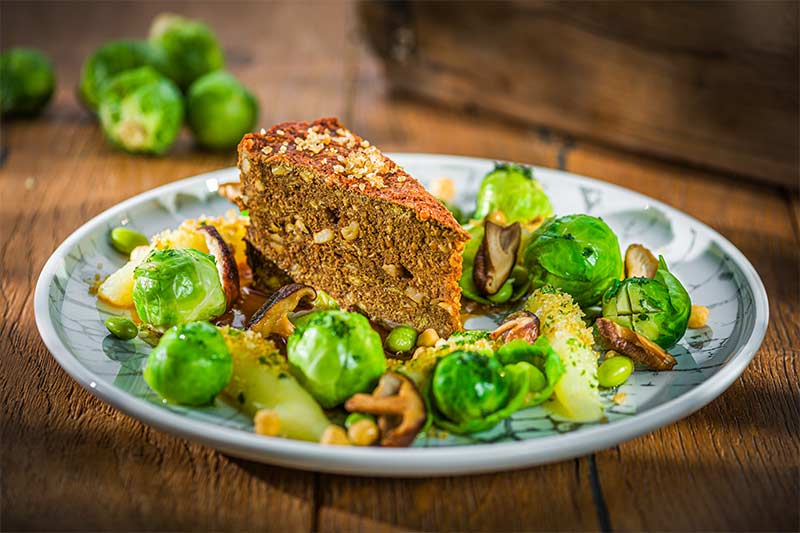 Bratentorte mit Schupfnudeln und Rosenkohl