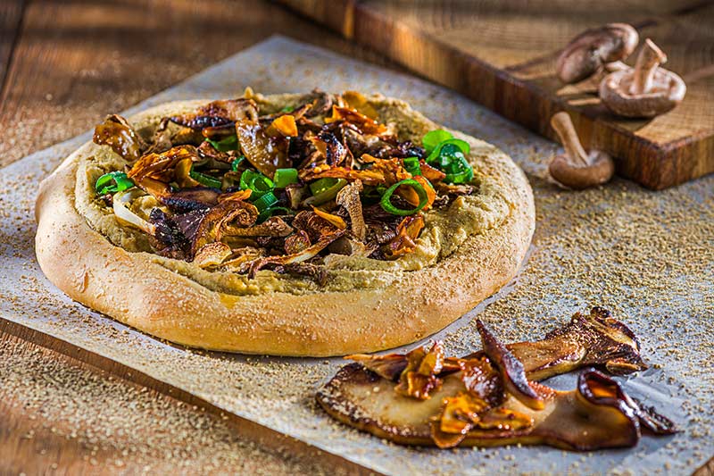 Knusper-Hummus-Schnitte mit Pilzen und Kokosspeck