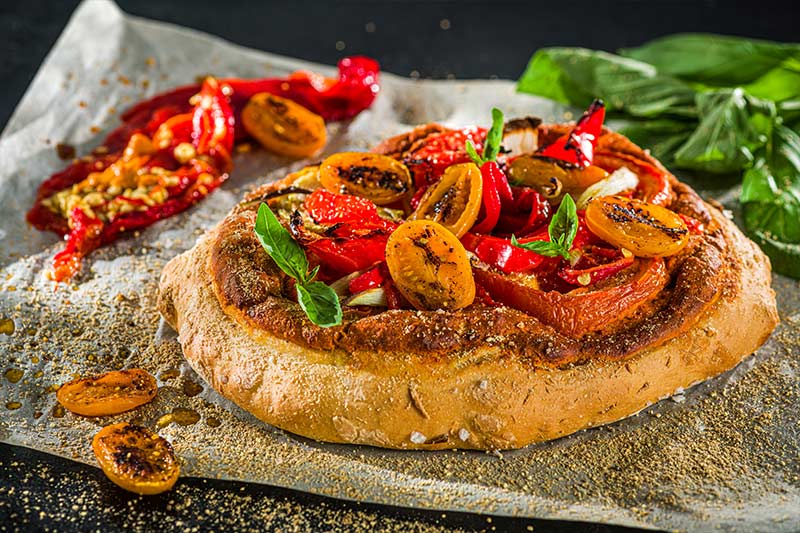 Knusper-Hummus-Schnitte mit Tomaten und Grillpaprika