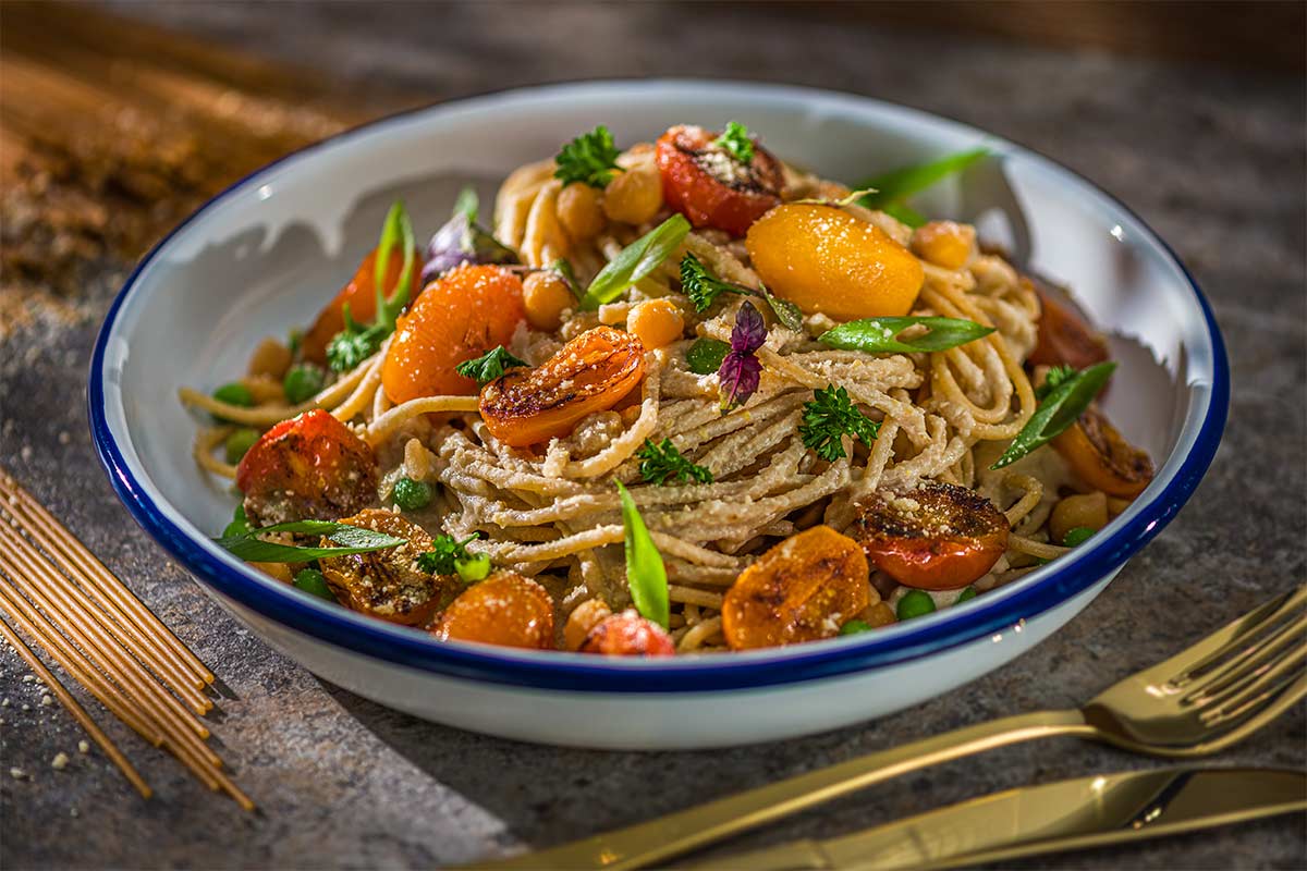 Vollkorn-Spaghetti in Hummus-Sauce und geschmolzenen Tomaten | Rezept