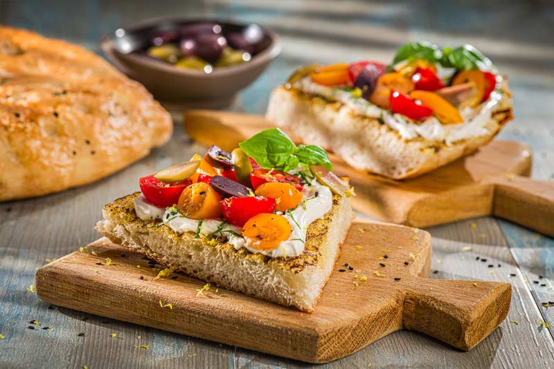 Fladenbrot mit veganer Creme, Tomaten & Oliven