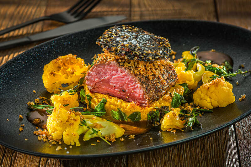 Kalbsfilet | Sesamkruste | Karotten-Senf-Püree | ofengebackener Blumenkohl