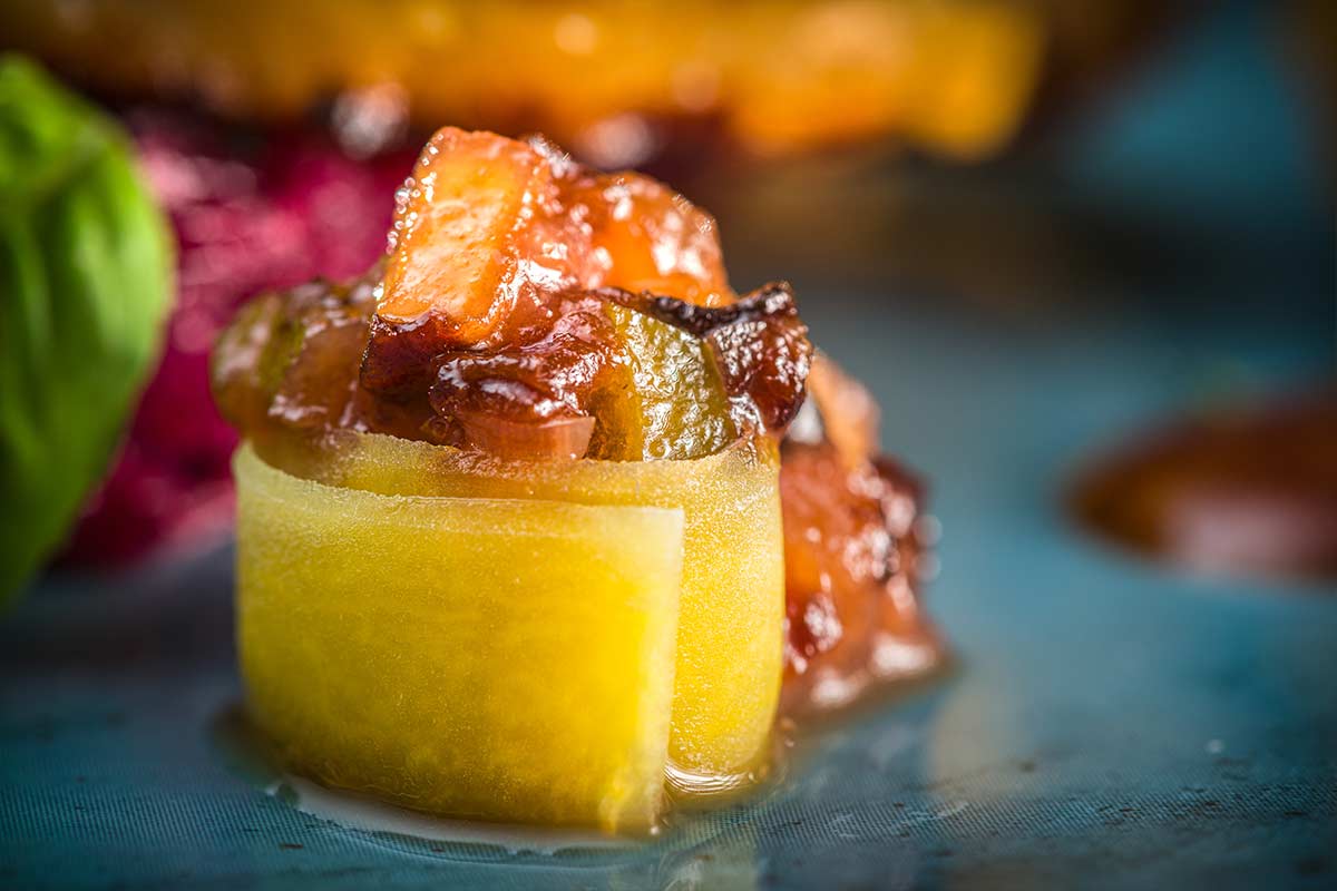 Sellerie im Salzteig gegart, dazu Mango-Basilikum-Rotkraut, gebratene ...