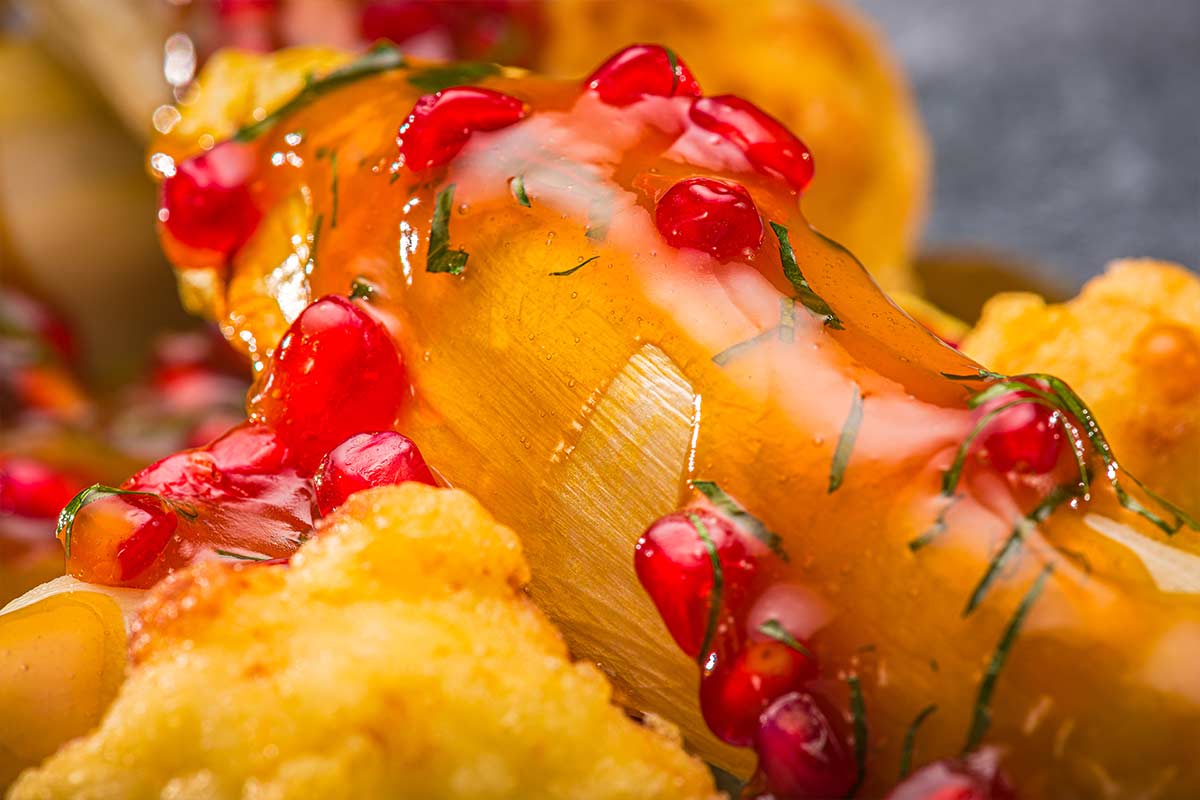 Geschmorter Chicorée mit Passionsfrucht-Essig-Jus und Blumenkohl ...