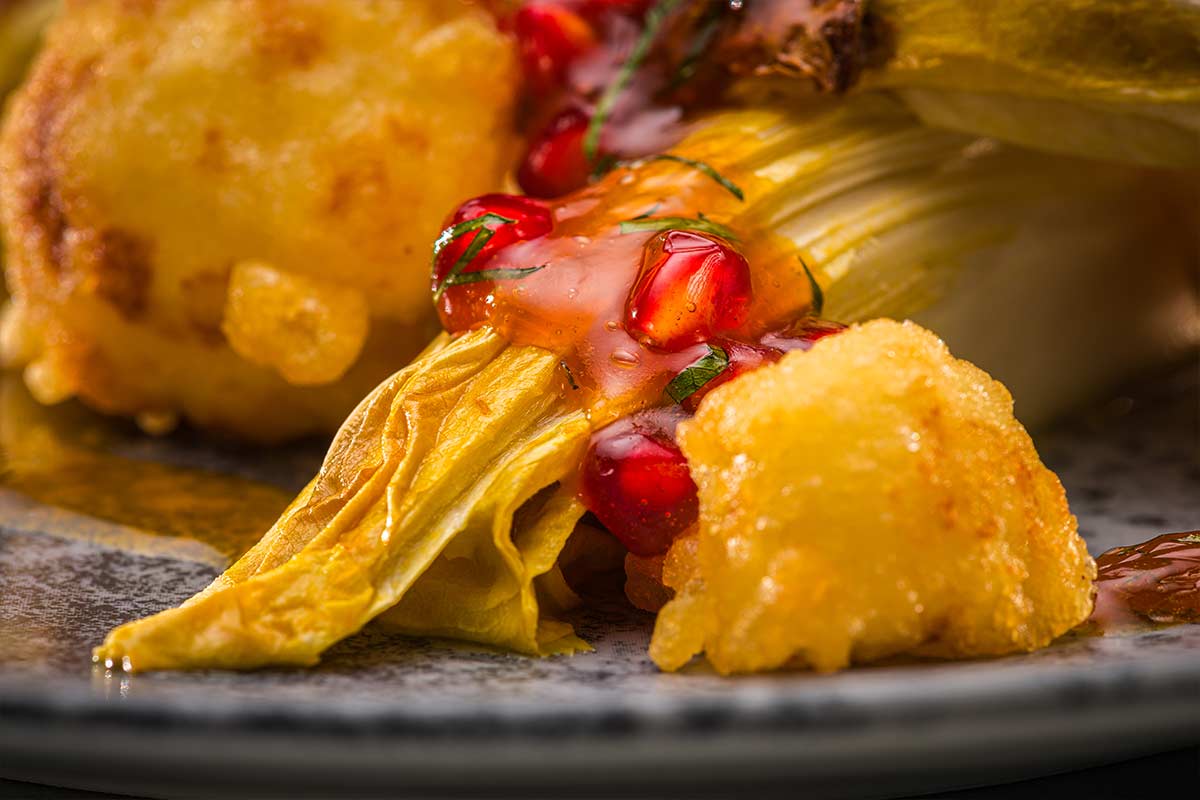 Geschmorter Chicorée mit Passionsfrucht-Essig-Jus und Blumenkohl ...