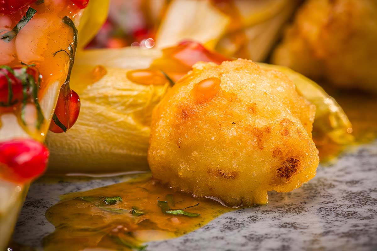 Geschmorter Chicorée mit Passionsfrucht-Essig-Jus und Blumenkohl ...