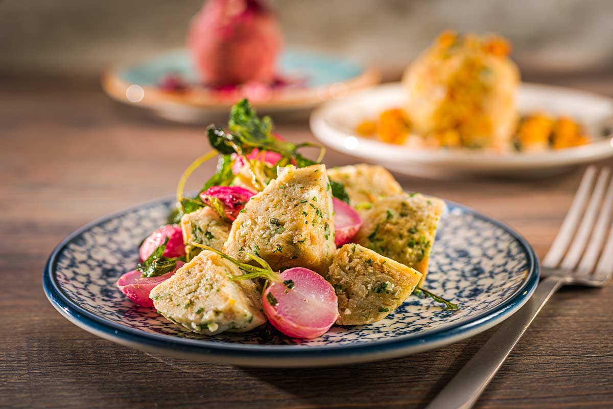 Semmelknödel-Salat mit gebackenen Radieschen | Rezept