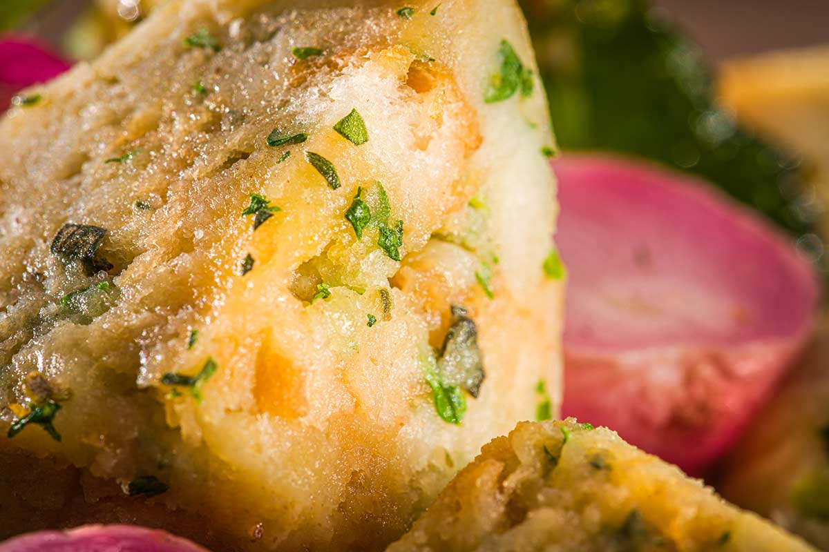 Semmelknödel-Salat mit gebackenen Radieschen | Rezept