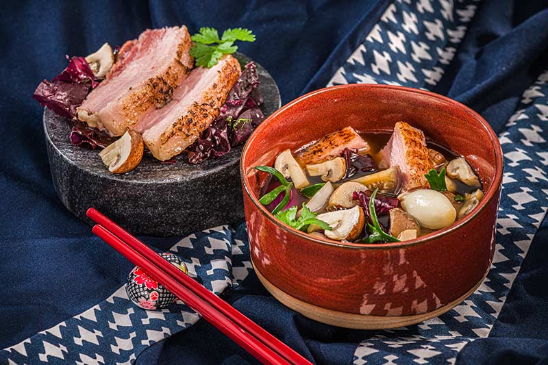 Japanischer Dashi mit Schweinebauch