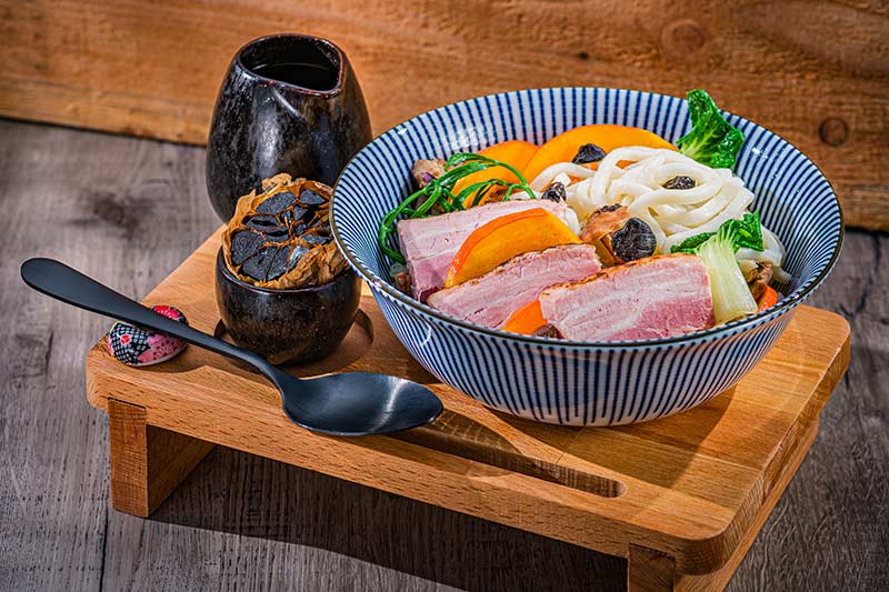 Banh-Canh-Ramen mit zartem Schwein