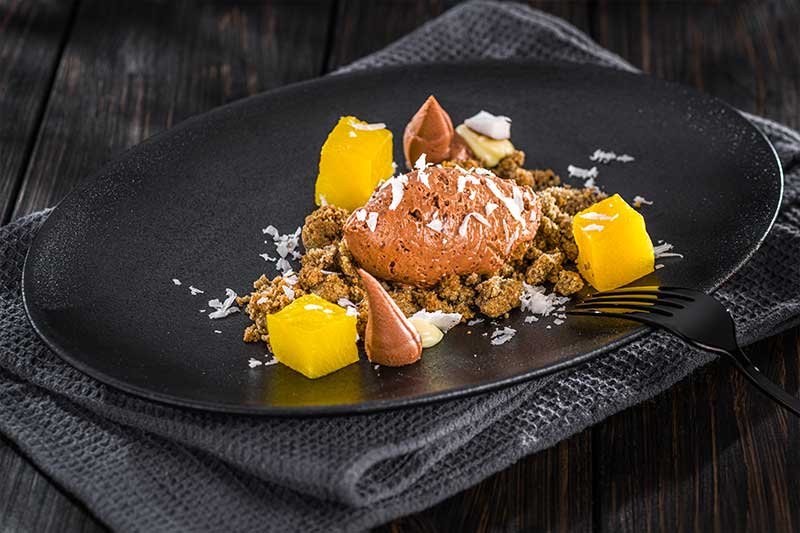 Schokoladen-Kokos-Mousse auf Roggen-Crumble mit osmotischer Ananas
