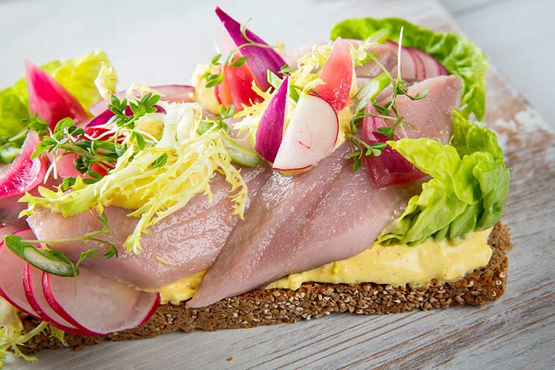 Seidenmatjes | Frischkäse | Curry | Radieschen