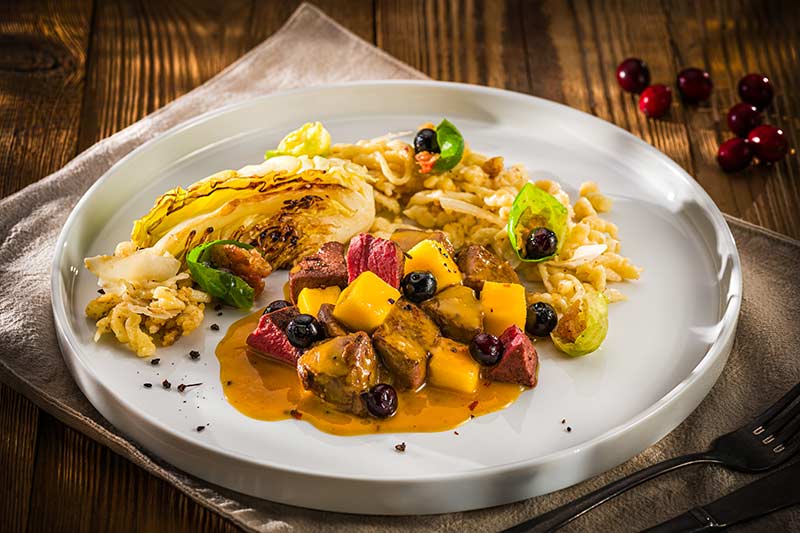 Hirschkeulenragout(Mango/Rosmarin-Spitzkohl/Kokosspätzle