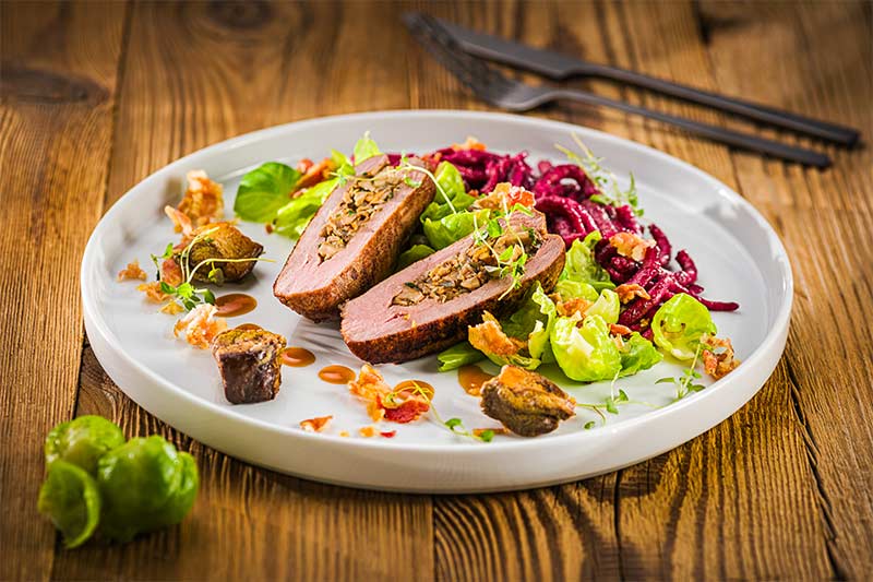 Gefüllter Wildschweinrücken mit kandierten Pilzen, Rosenkohl und Rote-Bete-Spätzle