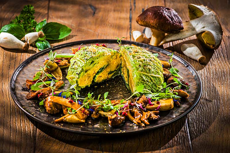 Wirsing-Polenta-Tasche mit gebratenen Waldpilzen
