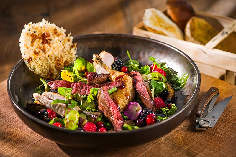 Wildkräutersalat /Beerenvinaigrette /Hasenfilet und Stubenküken /Grana Padano-Bacon-Chip