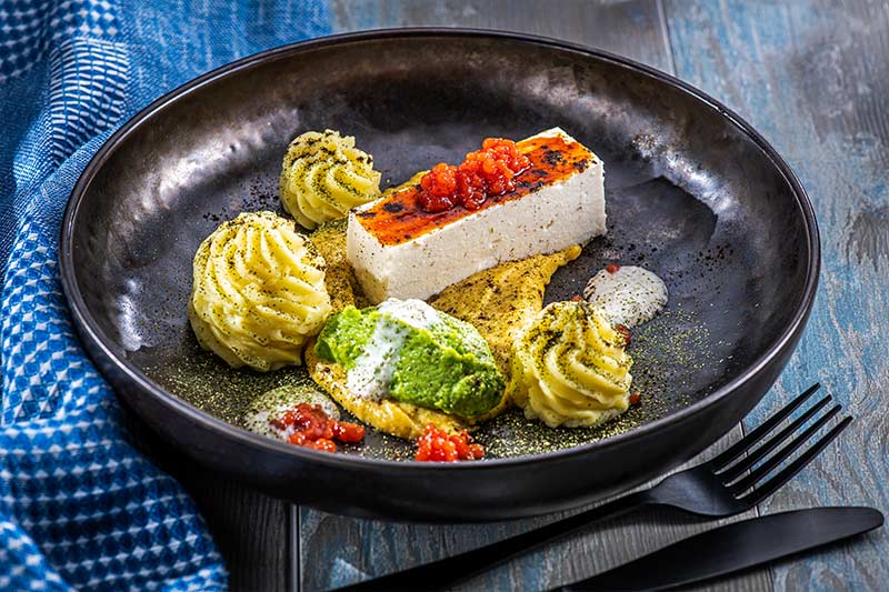 Geräucherte Makrele/Basilikumkaviar/Zwiebelasche/Kartoffeln/Mais-Erbsen