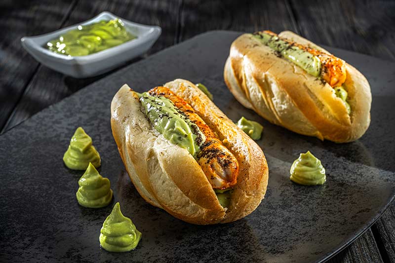 Hot Dog mit Avocado-Mayonnaise / Röstzwiebelasche