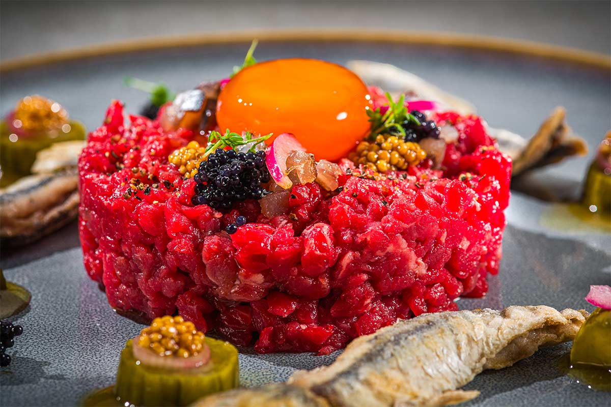 Tatar von der Färse mit Adji Cress, Kaviar, gebackenen Sardellen ...