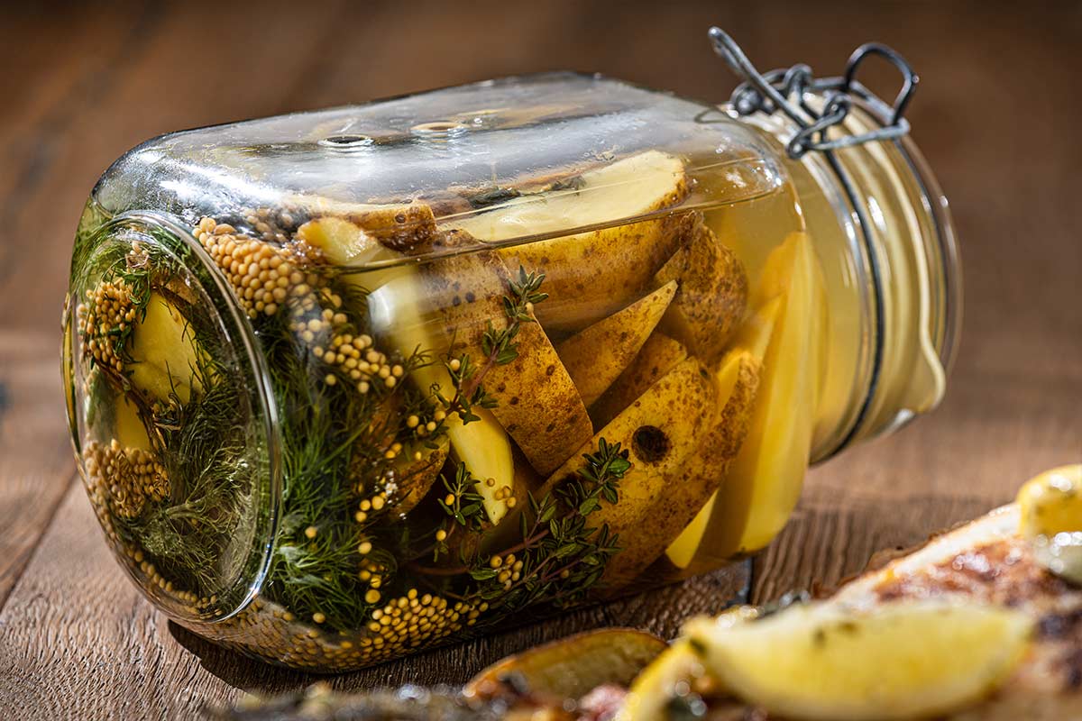 Steinbutt im Ganzen mit Spargel, Oliven, Kapern und Pickled Fries | Rezept