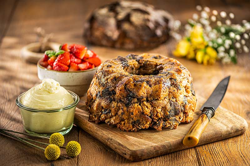 Süßer Semmel-Guglhupf